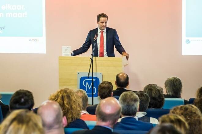 Foto: VvAA. Minister Hugo de Jonge bij de schrapsessie van 'Ontregel de zorg'.